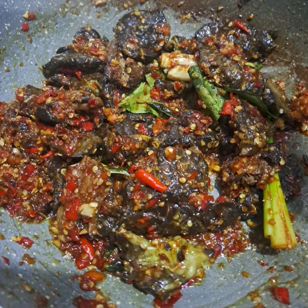 Masukan paru yang telah digoreng dan bumbu-bumbu lainnya. Masak sampai bumbu meresap. Koreksi rasa angkat dan sajikan