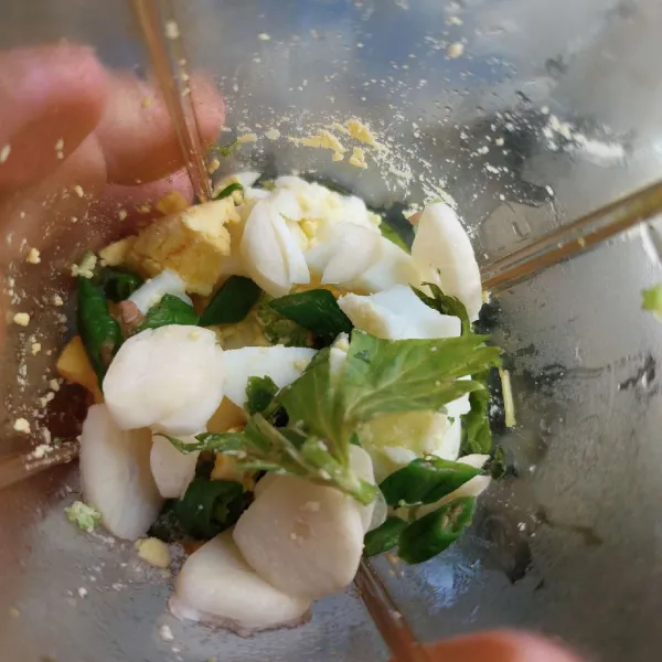 Tambahkan telur, seledri, bawang putih, brokoli, cabe hijau dan buncis ke tabung blender.