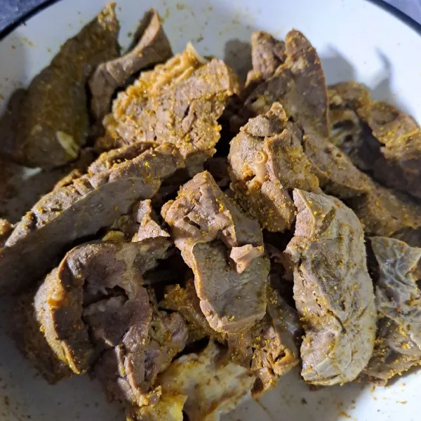 Iris tipis atau sesuai selera paru lumuri dengan bumbu marinasi. Aduk rata diamkan selama 20 menit.