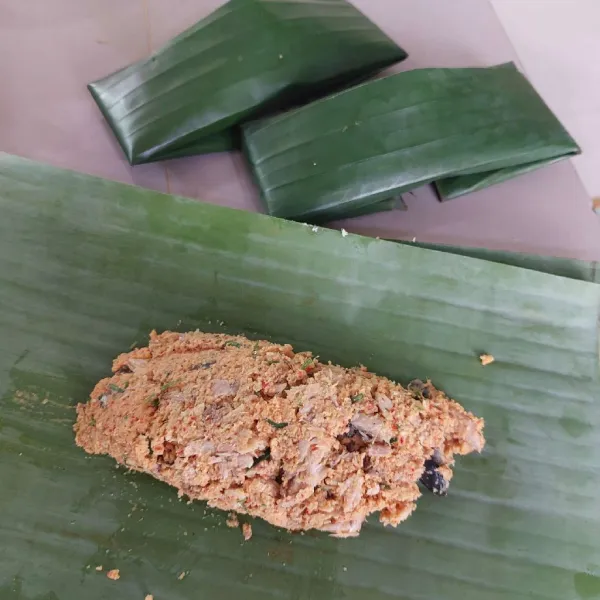 Bagi menjadi 4 bagian, bungkus dengan daun pisang