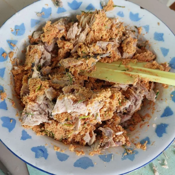 Tambahkan ikan tongkol suwir, aduk rata