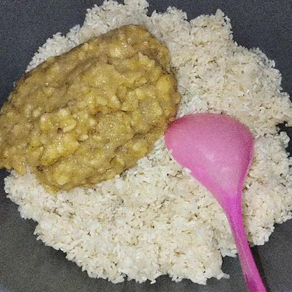 Campurkan pisang dan pulut