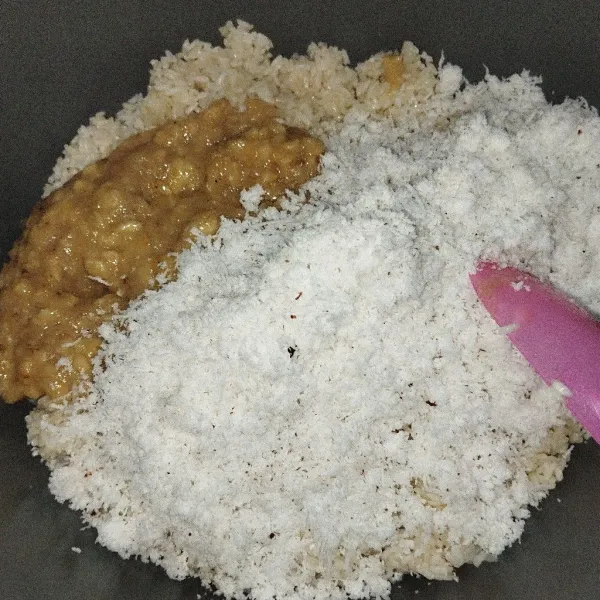 Tambahkan kelapa parut garam dan gula