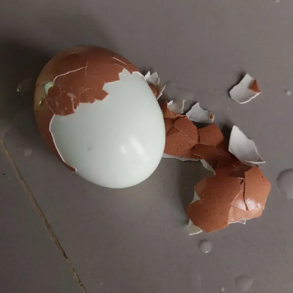 Rebus telur, kupas dan potong kecil.