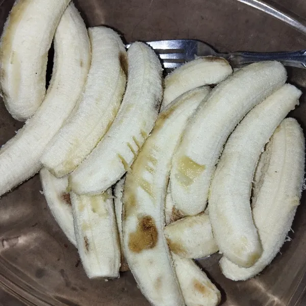 Kupas pisang, lalu lumatkan