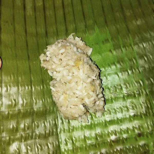 Ambil 2 sdm adonan, taruh di atas daun pisang, bungkus