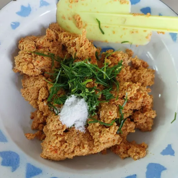 Tambahkan seasoning dan bumbu iris, aduk rata