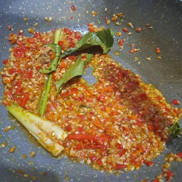 Tumis bumbu halus sampai harum masukan bumbu aromatik, masak sampai bumbu matang.