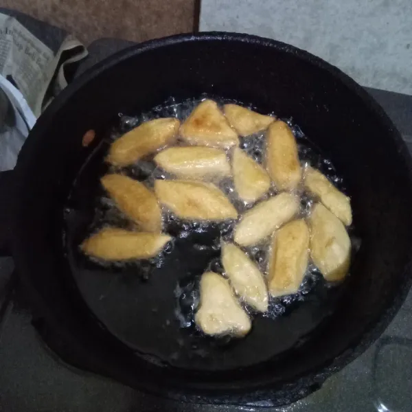 Setelah mengembang, kecilkan api dan goreng sampai kecoklatan.