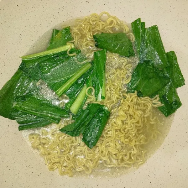 Rebus mie dan sawi, tiriskan