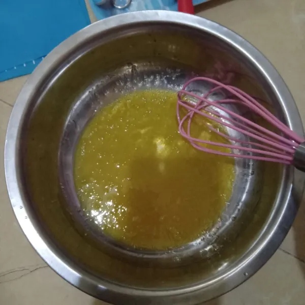 Campur telur, gula, air, minyak, pasta vanila, dan garam. Kemudian, kocok dengan whisk sampai gula larut.