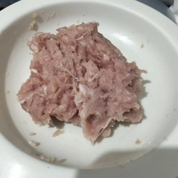 Disini adonan dibagi 2 bagian. Masing-masing 500 gram.