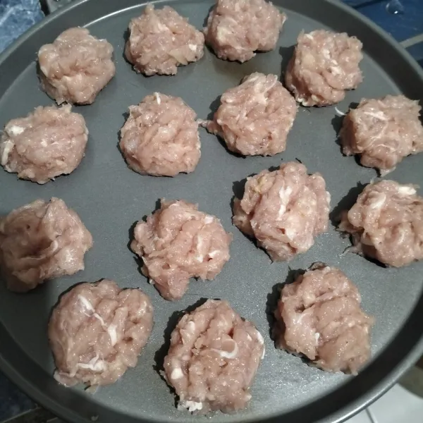 Ambil secukupnya adonan, bentuk, dan tata di atas loyang.