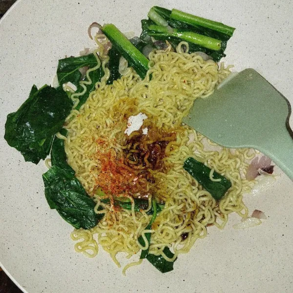Tambahkan bumbu mie, kecap, dan cabe bubuk