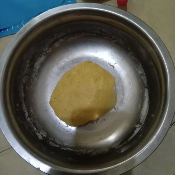 Masukkan terigu dan baking soda, uleni sampai tercampur rata.