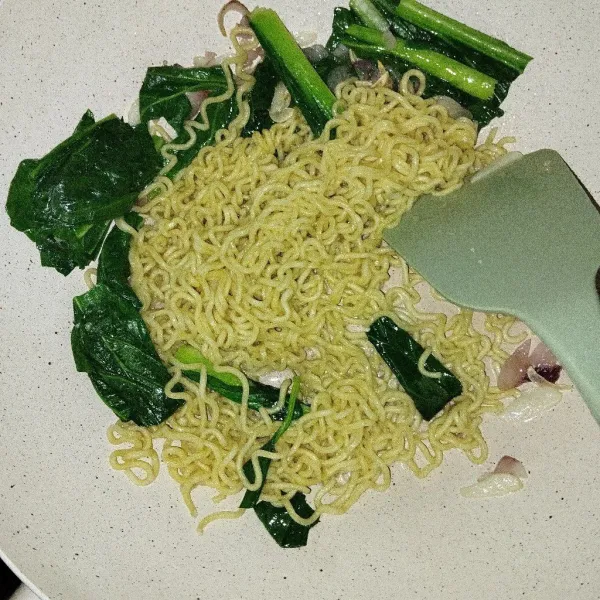 Tambahkan mie dan sawi