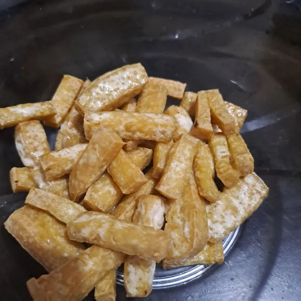 Goreng tahu sampai berkulit