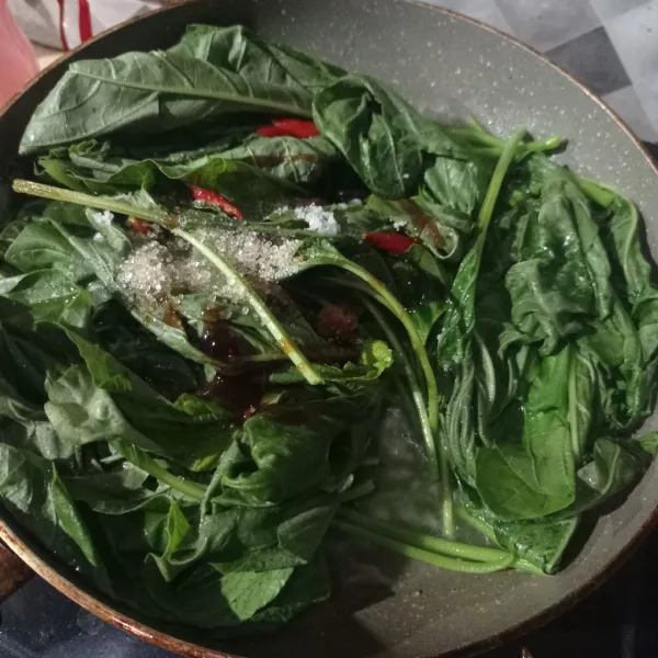 Beri air, saus tiram, garam, gula dan kaldu bubuk