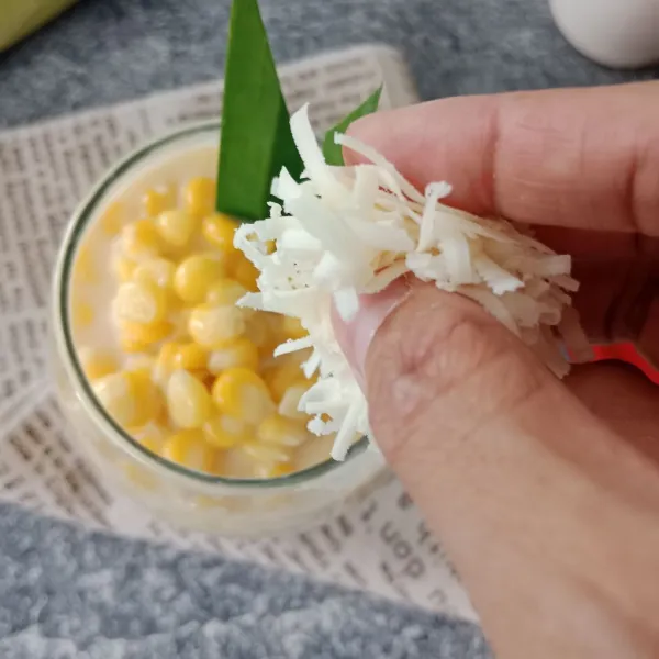 Tambahkan topping keju parut sebelum di sajikan.