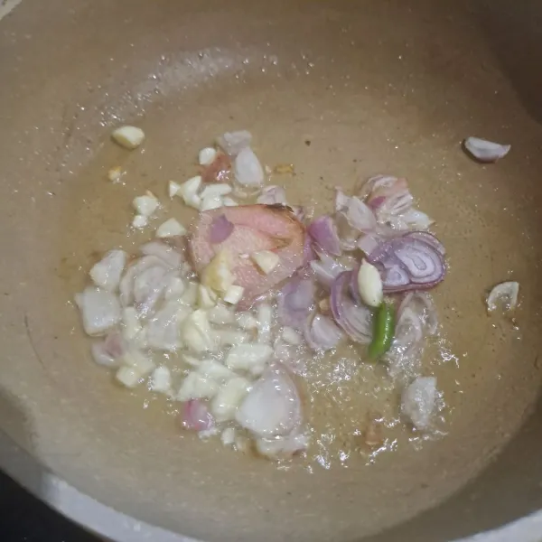 Tumis bawang merah dan bawang putih masukan lengkuas lalu masak sampai harum
