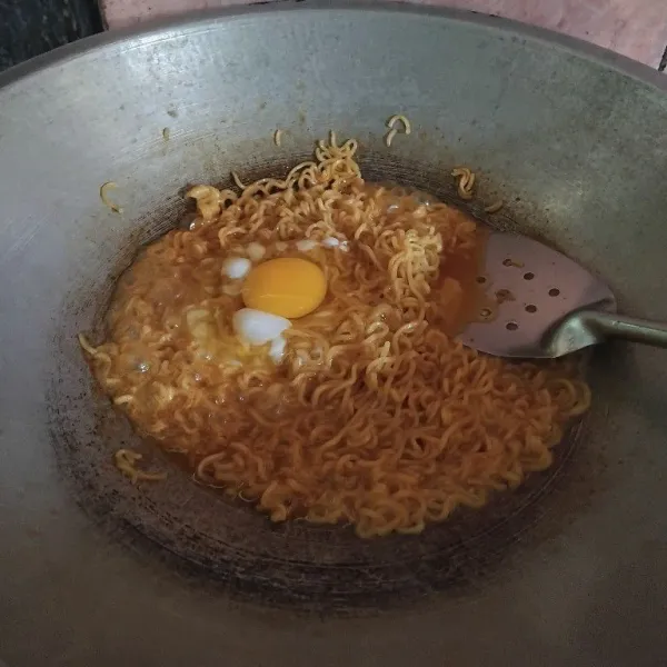 Pecahkan sebutir telur dalam mie
