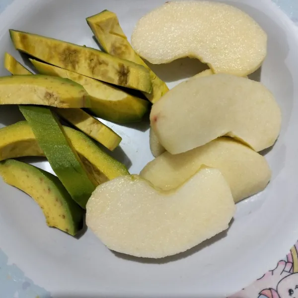 Siapkan buah-buahan.