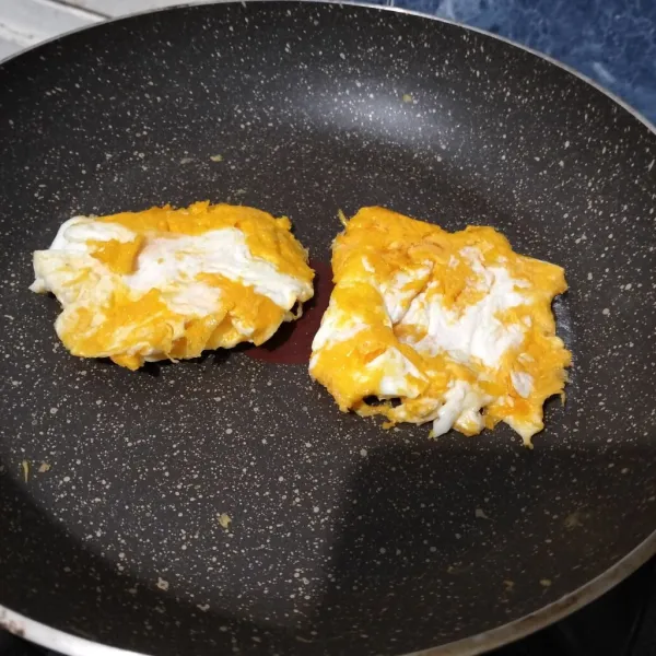 Panaskan wajan, lalu oles minyak. Masukkan telur, buat ceplok. Sisihkan.