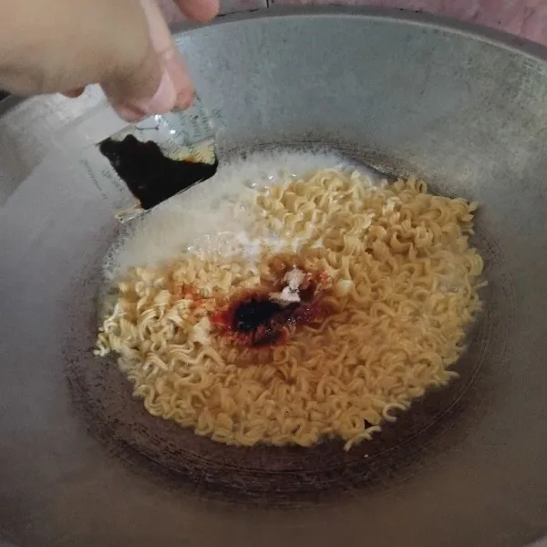 Tambahkan bumbu mie, haduk rata