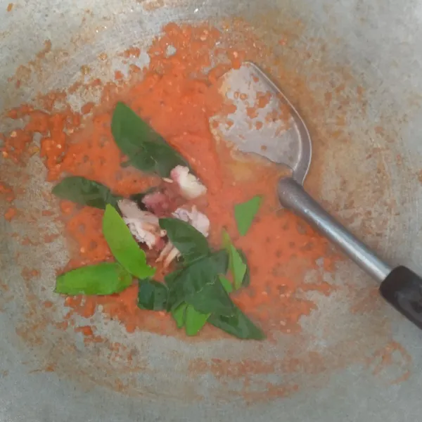 Panaskan minyak goreng, lalu tumis bumbu halus beserta daun jeruk dan lengkuas sampai harum