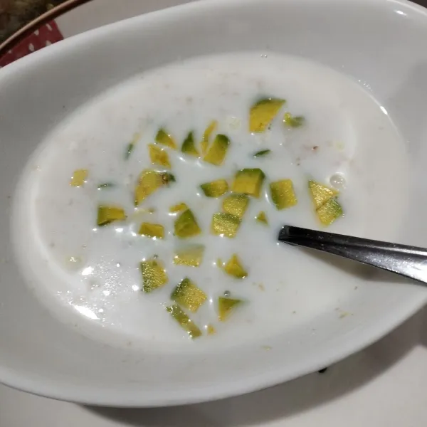 Lalu tambahkan alpukat cincang. Sisihkan.