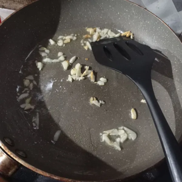 Tumis bawang putih sampai layu