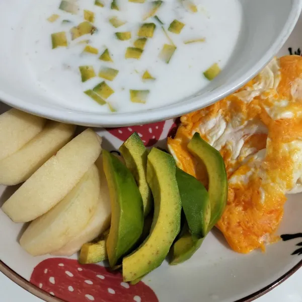 Tata semua dalam piring saji. Siap dihidangkan.