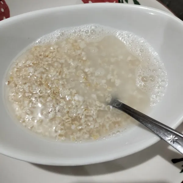 Kemudian tuang air mendidih. Aduk.