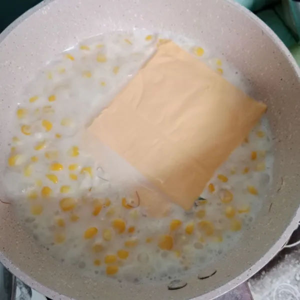Tambahkan keju quick melt atau mozarella. Aduk rata