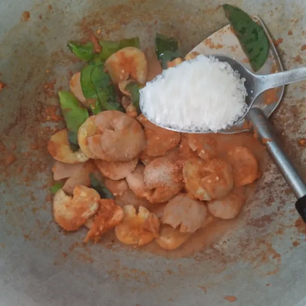 Masukkan air, garam dan gula pasir secukupnya. Aduk rata dan cek rasa hingga pas. Masak hingga air menyusul utk dan bumbu meresap.