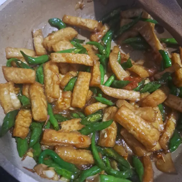 Masak sampai bumbu tercampur rata. Koreksi rasa angkat dan sajikan