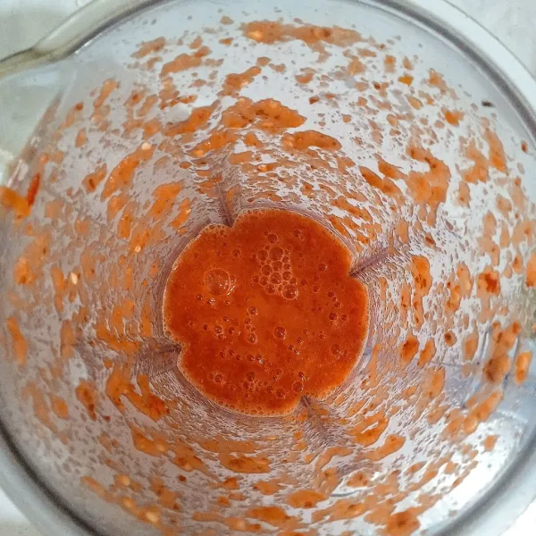 Haluskan jadi satu dalam blender bawang merah, bawang putih, cabe merah keriting, cabe rawit, terasi dan tomat.