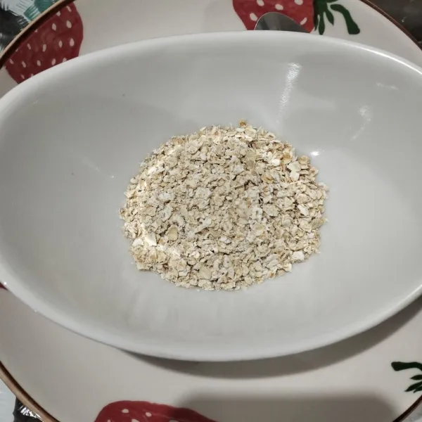 Masukkan oat dalam mangkuk saji.