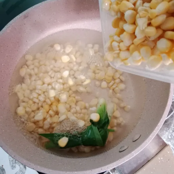 Rebus jagung bersama daun pandan selama 5-10 menit.
