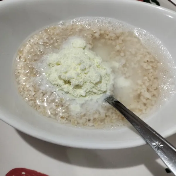 Setelah sudah berkurang panasnya, masukkan susu bubuk dan madu. Aduk kembali.