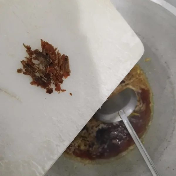 Masukkan gula merah, kemudian koreksi rasa.