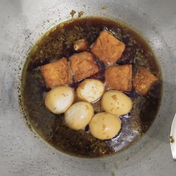 Masak sampai bumbu meresap dan air sedikit menyusut.
