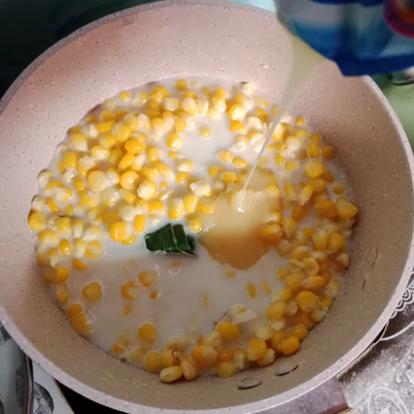 Tambahkan susu kental manis. Didihkan