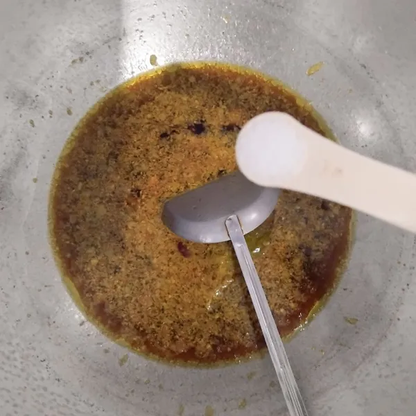 Masukkan kecap, garam dan kaldu bubuk.