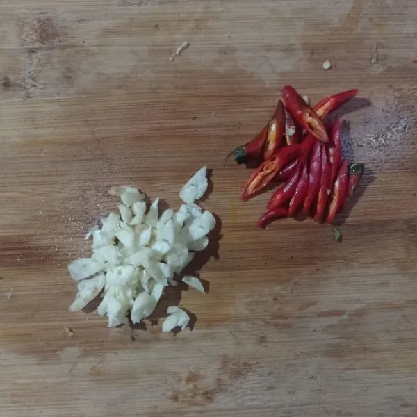 Cincang bawang putih dan iris cabe merah