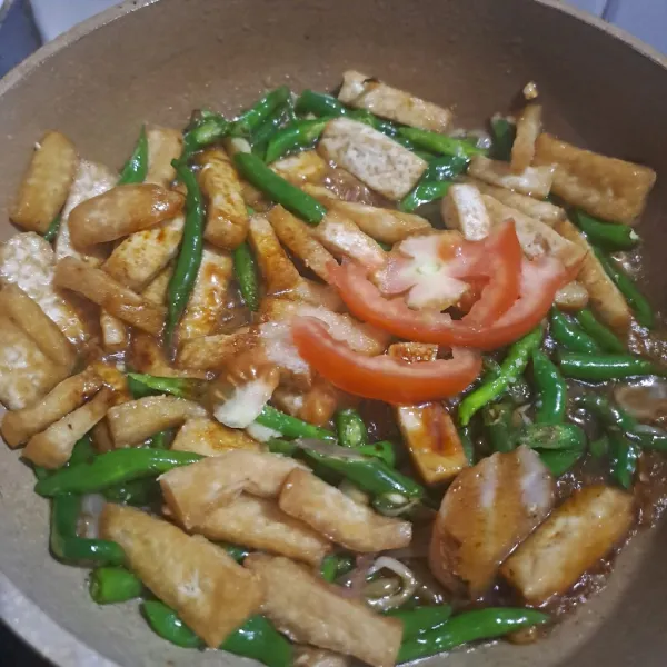 Masukan bumbu-bumbu , tomat dan sedikit air