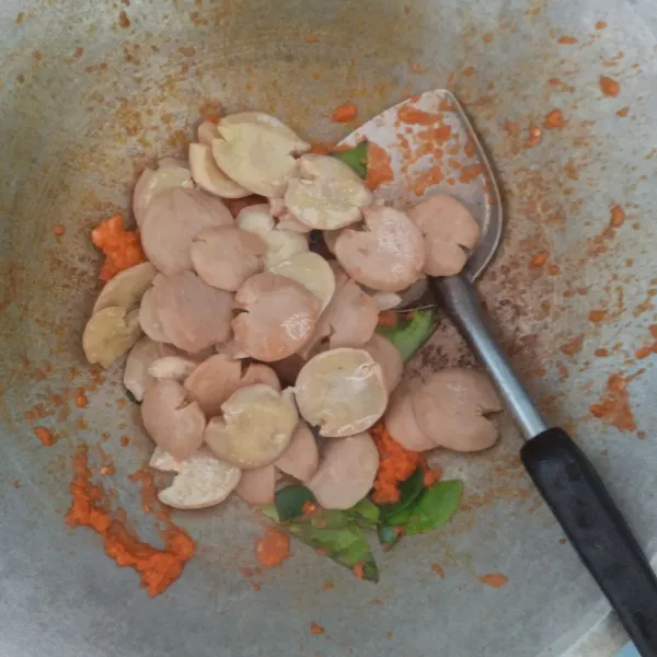 Masukkan jengkol aduk rata.