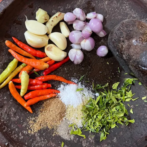 Haluskan semua bahan bumbu. Tambahkan secukupnya lada, gula, garam, dan penyedap.