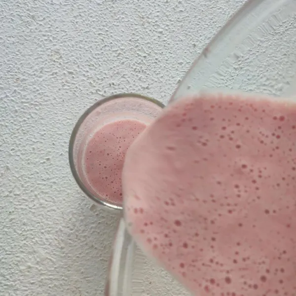 Tuang ke dalam gelas saji, sajikan selagi dingin.