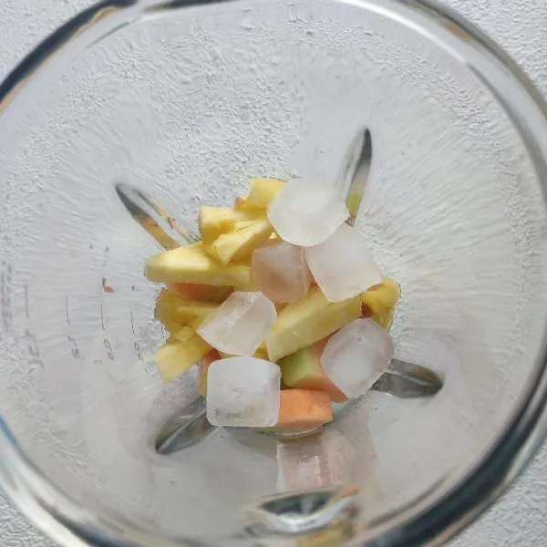 Masukkan jar blender dan tambahkan es batu.